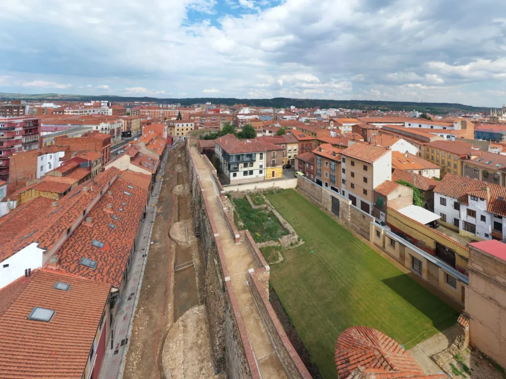 Vista aérea de la excavación en la calle Carreras de León