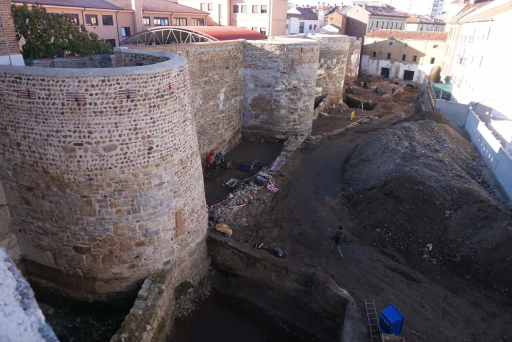 Excavación arqueológica en la Era del Moro, junto a la muralla de León