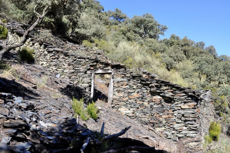 Cortines para colmenas del Rial, en el paisaje del Bierzo