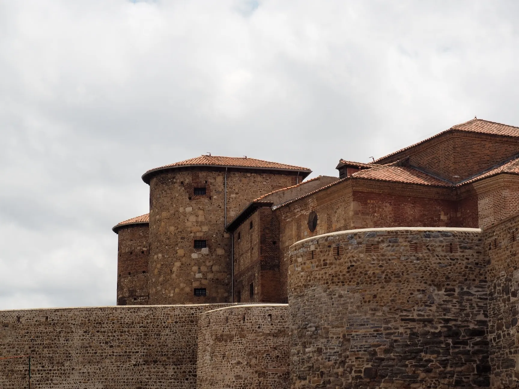 Muralla romana de León con sus distintas fases constructivas
