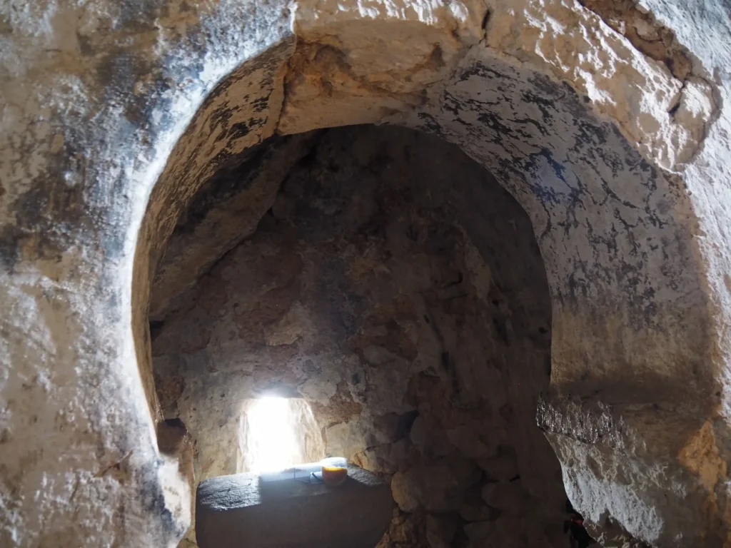 Arco de herradura de la ermita de San Juan de Socueva