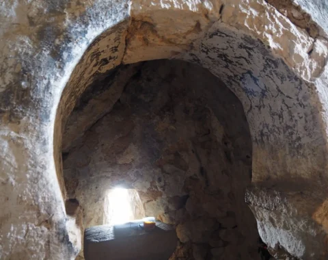 Arco de herradura de la ermita de San Juan de Socueva